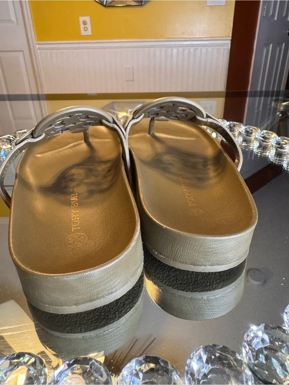 Tory Burch Miller Cloud Leather Thong Sandals In Olive Green. Size 8